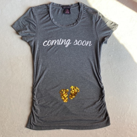 🏆 HPStylish Maternity Combo: Baby Footprints & "Free Kisses" Tee - Size Small** - Picture 2 of 4